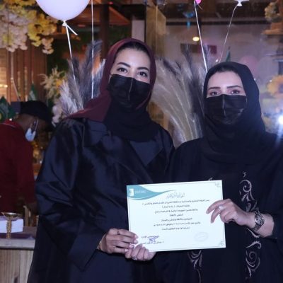 مدير تعليم الرياض يكرم عائشة النخيلان لتميزها في تقديم الضيافة لمنسوبي التعليم